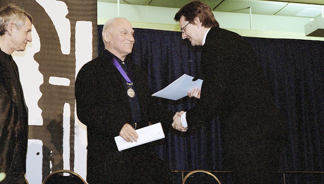 Richard Serra receives his honorary doctorate in 2004.