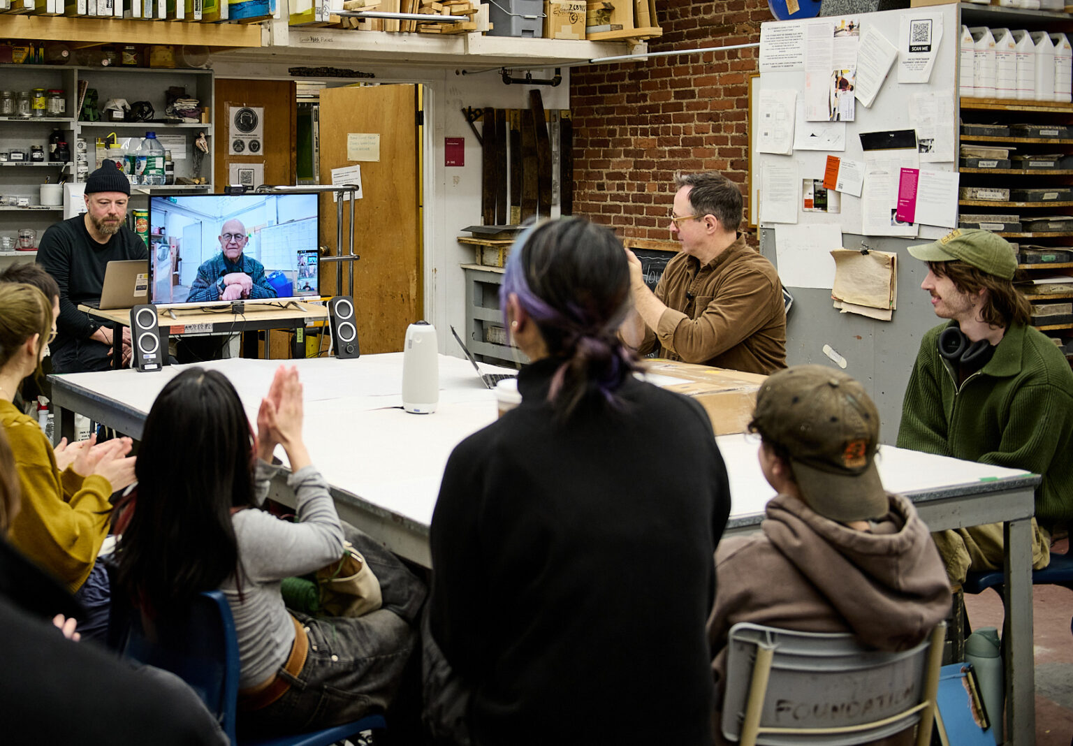 Jim Dine in a video call with printmaking students. Photo by Wiebke Schroeder.