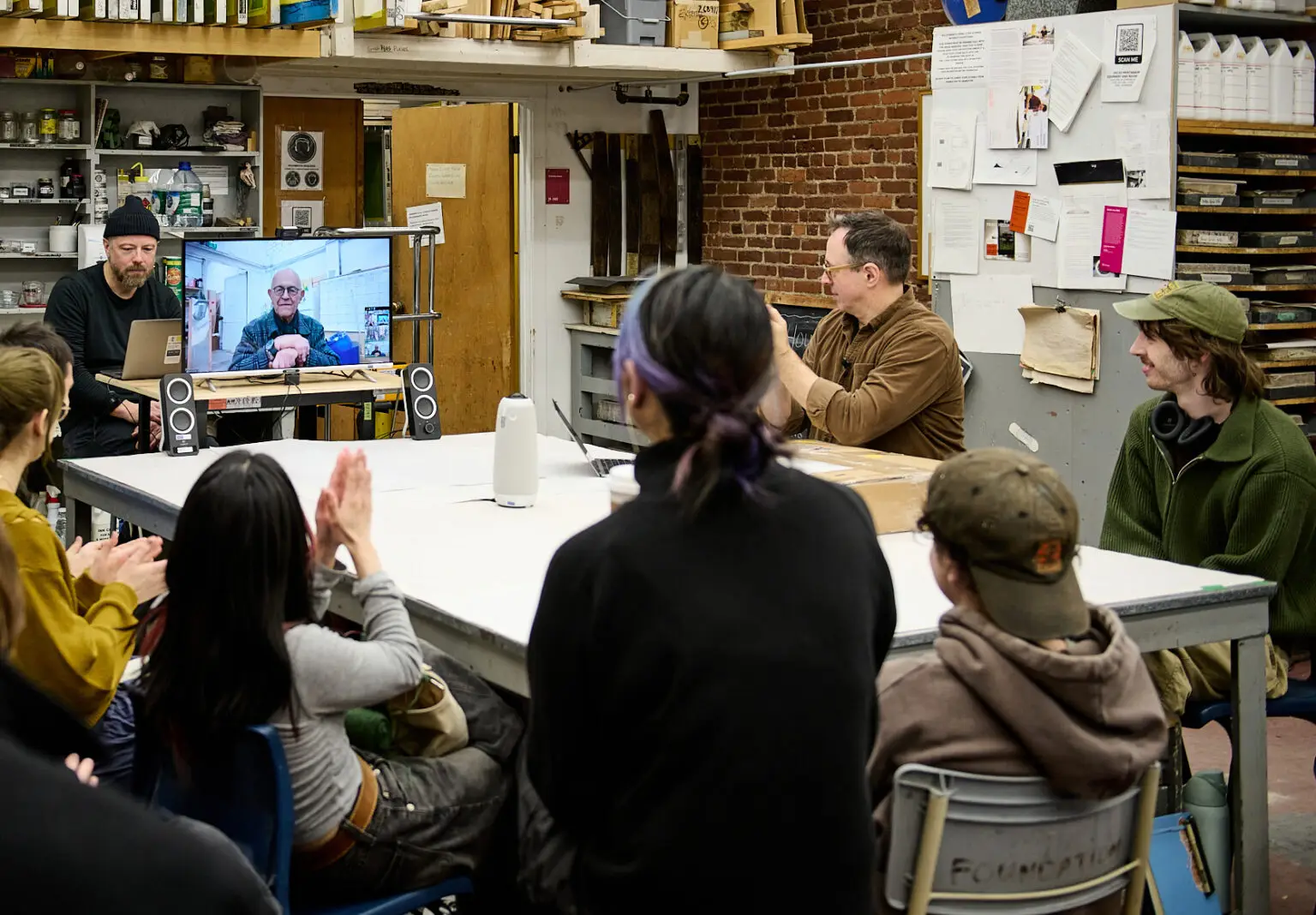 Jim Dine in a video call with printmaking students. Photo by Wiebke Schroeder.